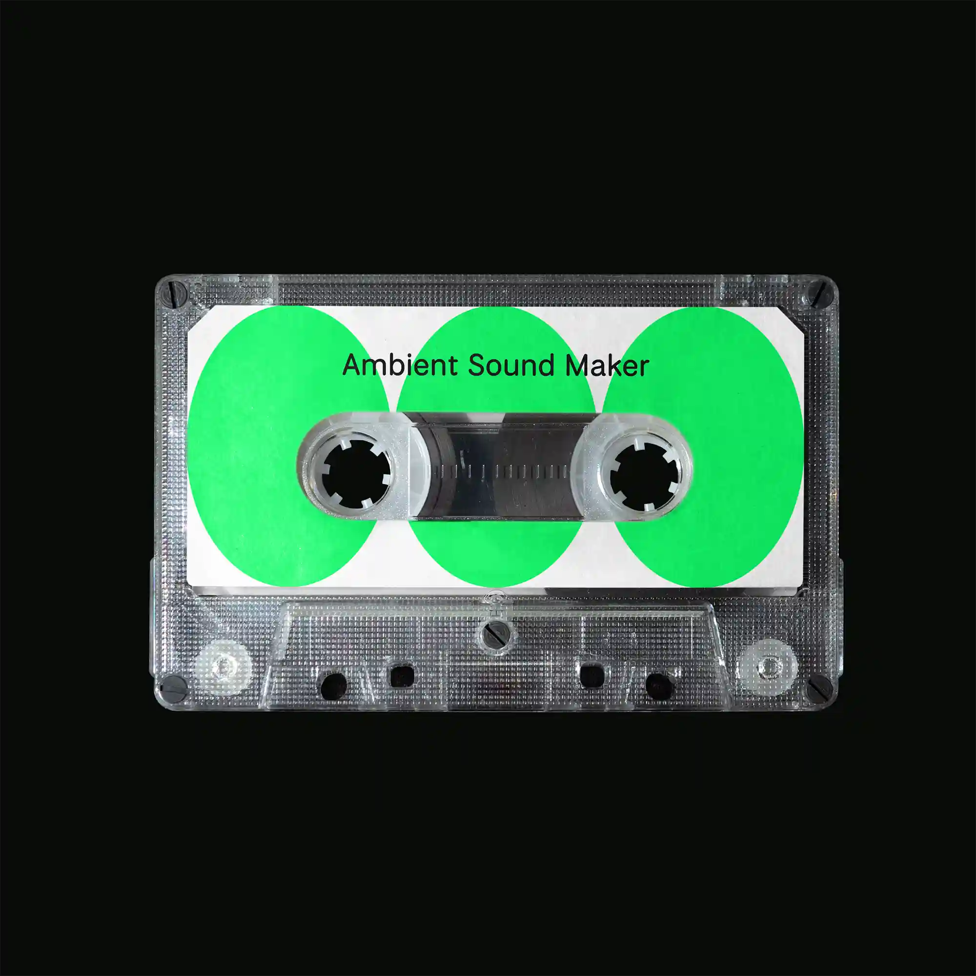 Transparente Musikkassette mit weißem Label und drei neongrünen Kreisen, beschriftet mit 