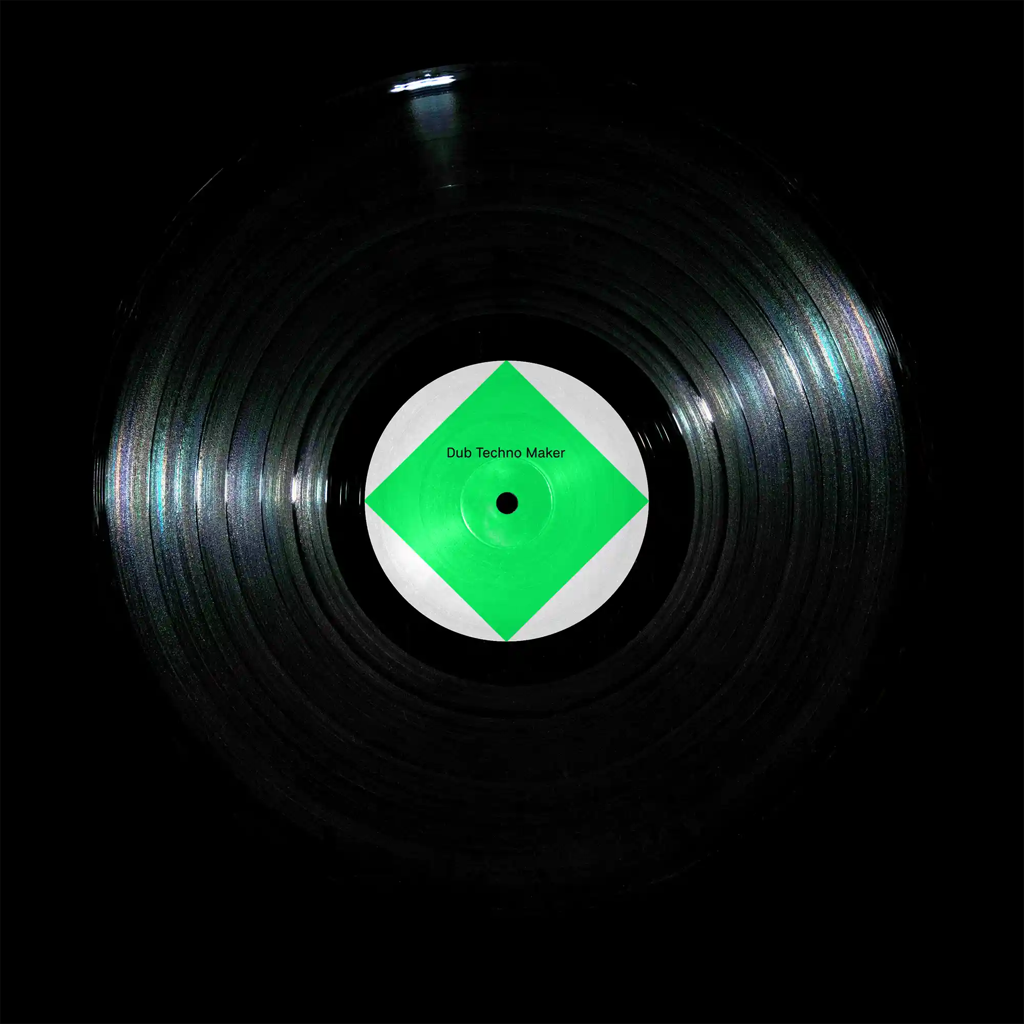 Schwarze Vinyl-Schallplatte vor schwarzem Hintergrund, weißes Label in der Mitte mit neongrünem Diamanten und der Aufschrift 