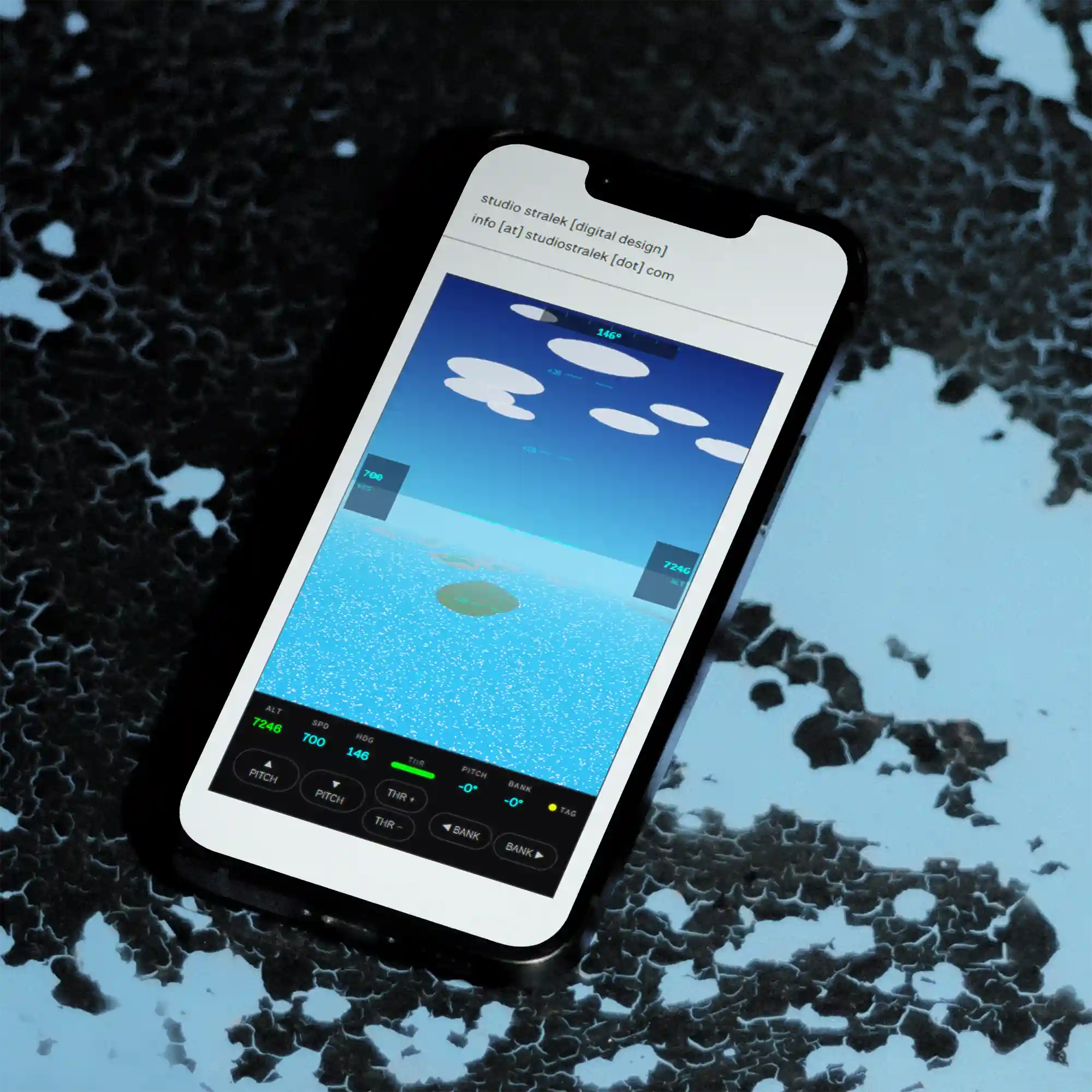 Smartphone auf strukturierter blauer Oberfläche, Display zeigt einen browserbasierten Flugsimulator mit prozedural generierter Landschaft, Cockpit-HUD und Steuerungsbuttons.